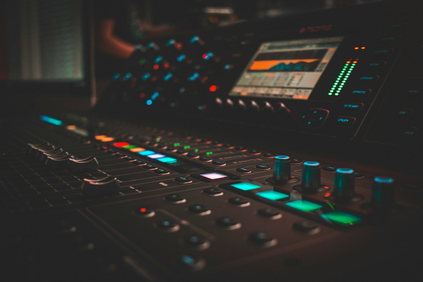 Mesa de mezclas de audio en un estudio de sonido